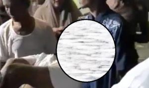 Screenshot dari video yang beredar saat pelaku dugaan pencurian uang wakaf