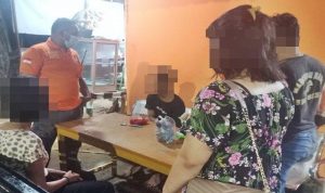 Situasi saat SI (daster bermotif bunga) membawa anaknya KA