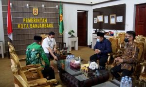 Wali Kota Banjarbaru saat menerima kunjungan Kepala Kemenag Banjarbaru, 14 Januari 2022. (foto.MedCenBJB)