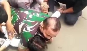 potongan-video-seorang-personel-tni-memiting-warga