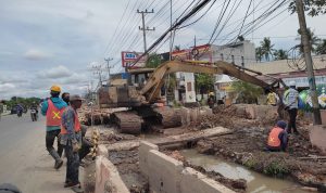 20211117_tab_Proses pelebaran Jalan Trans Kalimantan di Kawasan Handil Bakti, Kecamatan Alalak yang berpengaruh besar terhadap pelayanan PDAM Batola Cabang Alalak (1)