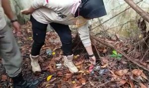 20220319_tab_Anggota Satpol PP saat menemukan bungkus kondom di sebuah bangunan kosong tak terurus di kawasan bawah Jembatan Barito