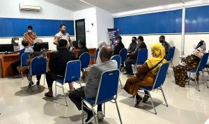 Antrian Transaksi Penarikan Tunai di Ruang Pensiunan Bank Kalsel. (foto Bank Kalsel).