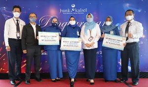 Bank Kalsel Memberikan Apresiasi Terhadap Kantor Cabang dan Pegawai Atas Pelayanan Terbaik Kepada Nasabah (Bank Kalsel)