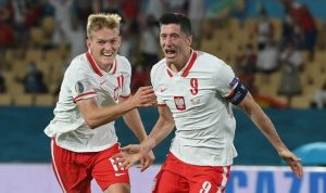 Ekspresi Robert Lewandowski (kanan) seusai mencetak gol pada laga Grup E Euro 2020 yang mempertemukan Spanyol vs Polandia di Stadion Olimpiade Sevilla