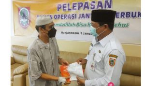 Gubernur Kalimantan Selatan, Sahbirin Noor (kanan) saat memberikan bingkisan kepada seorang pasien bedah jantung RSUD Ulin, Banjarmasin, Rabu (512022). (MC Kalsel)