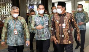 Gubernur Kalsel H Sahbirin Noor, Dirut Bank Kalsel Hanawijaya dan Plt Komisaris Bank Kalsel Hatmansyah jelang RUPS dan RUPS LB Bank Kalsel, Sabtu (262022). (Bank Kalsel)