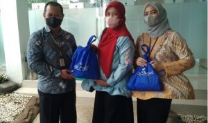 Kepala Divisi Sekretaris Perusahaan Bank Kalsel, Suriadi menyerahkan paket sembako gratis kepada perwakilan Forum Wartawan Ekonomi (FWE) di Bank Kalsel, Selasa (832022). (Humas Bank Kalsel)