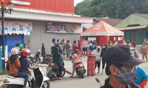 Kondisi depan mini market saat korban jatuh pingsan