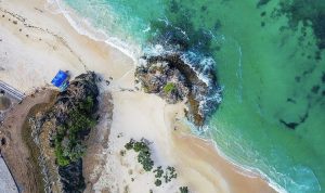 Pantai Tanjung Aan memiliki garis pantai sepanjang 2 kilomete