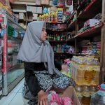 Pedagang toko retail di Pasar Paringin,Normalina memperlihatkan stok minyak goreng yang ia miliki