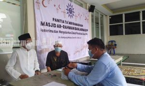 Penerimaan zakat fitrah di Masjid Ar-Arahman, Jalan Kampung Melayu Darat, Kelurahan Melayu, Kecamatan Banjarmasin Tengah,