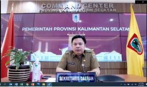 Sekda Kalsel Roy Rizali Anwar membuka Pagelaran UMKM Karya Kreatif Borneo melalui virtual, di Command Center Kalsel, di Banjarbaru, Selasa (2222022). (MC Kalsel Fuz)