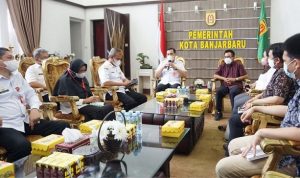 Wali Kota Banjarbaru Aditya Mufti Ariffin bersama PT Sarana Multi Infrastruktur (SMI) Persero membahas Pasar Bauntung Banjarbaru, Rabu (222022). (MedCenBJB)