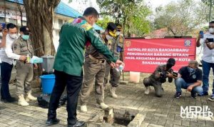 Wali Kota Banjarbaru Aditya Mufti Ariffin membuang miras hasil sitaan Satpol PP Banjarbaru, Jumat (1832022). (MedCenBJB)