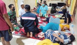 Warga yang mengalami keracunan massal di Desa Pulau Sewangi