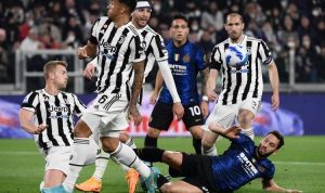 Bek Juventus Matthijs De Ligt (kiri) menggagalkan tendangan gelandang Inter Milan Hakan Calhanoglu (kanan bawah) dalam pertandingan Juventus vs Inter Milan pada pekan ke-31 Liga Italia 2021-2022