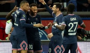 Para pemain Paris Saint-Germain merayakan gol Neymar ke gawang Olympique Marseille pada laga pekan ke-32 Ligue 1 Perancis 2021-2022