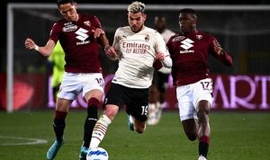 Theo Hernandez (tengah) mencoba melepaskan diri dari kawalan lawann pada laga pekan ke-32 Liga Italia yang mempertemukan Torino vs AC Milan di Stadio Olimpico Grande Torino