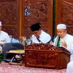 Gubernur Kalsel Sahbirin Noor ikut khataman Alquran di Masjid Al Karomah Martapura, Kabupaten Banjar, Minggu (2442022). (foto Adpim)
