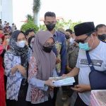 Gubernur Kalsel Sahbirin Noor membagikan Bingka Kartini kepada ASN, karyawan dan karyawati di Kantor Setda Prov Kalsel di Banjarbaru, pada 21 Arpil 2022. (foto Adpim)
