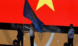 Komite Olimpide Filipina menyerahkan bendera SEA Games kepada perwakilan Vietnam