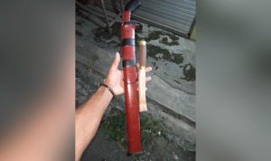 Mandau-dan-Belati-yang-diamankan-dari-seorang-pria