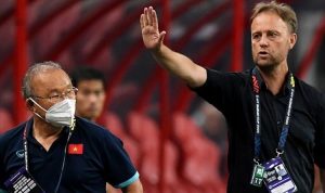 Pelatih timnas Thailand, Alexandre Mano Polking (kanan)