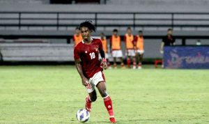Pemain muda Timnas Indonesia Ronaldo Kwateh saat ujicoba dalam rangka FIFA Matchday melawan Timor Leste yang berakhir dengan skor 4-1 di Stadion Kapten I Wayan Dipta Gianyar
