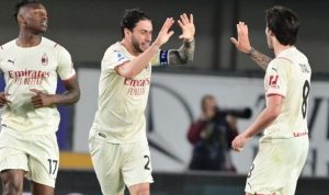 Sandro Tonali (paling kanan) merayakan gol bersama Rafael Leao dan Davide Calabria dalam laga Verona Vs AC Milan pada pekan ke-36 Liga Italia 2021-2022 yang digelar di Stadion Marc'Antonio Bentegodi
