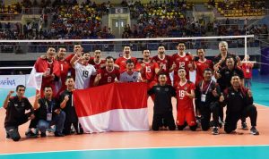 Tim voli Indonesia berpose dengan membentangkan bendera Merah Putih usai mengalahkan tim bola putra Vietnam pada final bola voli putra SEA Games 2021 di Dai Yen Arena, Quang Ninh, Vietnam