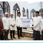 Penyerahan bantuan pembangunan Masjid Hayatuddin