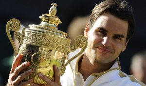 Petenis Swiss, Roger Federer, memegang trofi setelah menang melawan dalam pertandingan final putra di kejuaraan tenis Wimbledon 2009