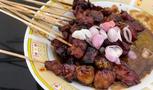 1024px-Mutton_satay_from_H._Faqih,_Jombang,_2017-09-19_01
