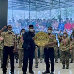 Gubernur Kalimantan Selatan (Kalsel) Sahbirin Noor menyerahkan tropi juara umum Kejurnas II