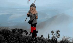 Khairani saat berada di puncak Gunung Halau-Halau HST dengan ketinggian 190 MDPL di Kabupaten Hulu Sungai Tengah (HST) Kalsel. (dok.pribadi Khairani)