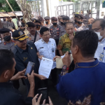 LSM KAKI Kalsel melakukan aksi demo menyampaikan tuntutan terkait pertambangan dan pendidikan di DPRD Kalsel, Rabu (207202). (Kalimantanlive.com Yudha)