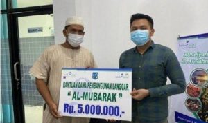 Secara simbolis Plt Kepala Cabang Syariah Kandangan Bank Kalsel