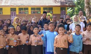 Wakil Ketua Komisi II DPRD Kalsel Muhammad Yani Helmi mengelar baksos di Kotabaru.Sabtu (2372022). (Humas DPRD Kalsel)