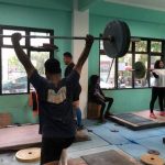 Atlet angkat besi Kalsel latihan di SKB Mulawarman, Banjarmasin, jelang Porprov Kalsel 2022. (Kalimantanlive.com ilham)