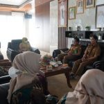 Ketua PKK Balangan Hj Sri Hadi rapat bersama Dinkes Balangan dan Dinsos membahas ODGJ, Senin (1292022). (Kalimantanlive.com)