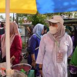 Ketua TP PKK Balangan Sri Hadi mengunjungi stand pameran UKM pada kegiatan Family Fun Day Senam Sehat dan Bazar UMKM di Terminal Paringin, Minggu (1192022). (Kalimantanlive.com kamil)