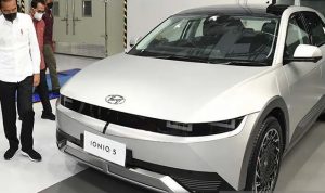 Presiden Joko Widodo memperhatikan mobil listrik IONIQ 5