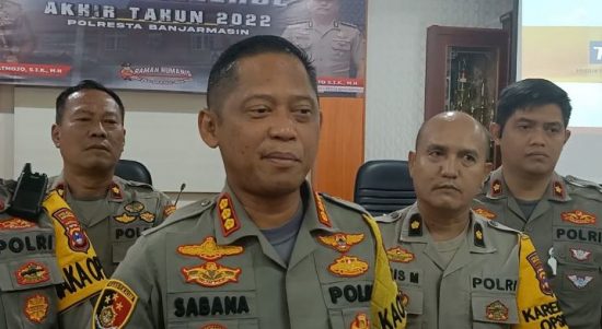 Kapolresta Banjarmasin Kombes Pol Sabana Atmojo menyampaikan persiapan pengamanan malam Tahun Baru 2022, Kamis (29122022). (Kalimantanlive.com ilham)