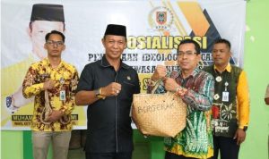 Wakil Ketua Komisi II DPRD Kalsel Muhammad Yani Helmi Melakukan Penanaman Ideologi Pancasila dan Wasbang di di SMPN 1 Batulicin, Tanah Bumbu. (Humas DPRD Kalsel)