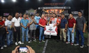 Bupati Kapuas Ben Brahim S Bahat sererahkan hadiah kepada pemenang Turnamen Mini Soccer KPU Cup 22, Kocim B FC, Jumat (30122022) malam. (foto hmskmf)