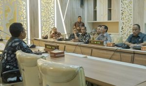 Ketua Komisi III DPRD Kalsel Hasanuddin Murad saat kunkur ke DPRD Jabar terkait penangan banjir, Jumat (612023). (Hms DPRD Kalsel)