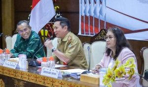 Sekretaris Komisi I DPRD Kalsel Suripno Sumas (kiri) saat kunjungan kerja ke Setda Provinsi Kalteng di Palangkaraya, Senin (912023). (Humas DPRD Kalsel)