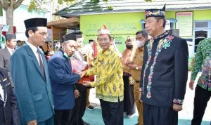 Wakil Bupati Kapuas HM Nafiah Ibnor serahkan Setya Lencana kepada ASN Kemenag pada Hari Amal Bhakti (HAB) ke - 77 di Halaman MAN Kapuas, Selasa (312023). (foto hmskmf kapuas)