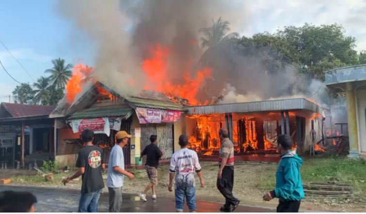 Kebakaran di Tabalong, dua rumah warga Muara Uya ludes, Minggu (19/2/2023), kerugian ditaksir Rp 1,5 miliar. (Kalimantanlive.com /A Hidayat)